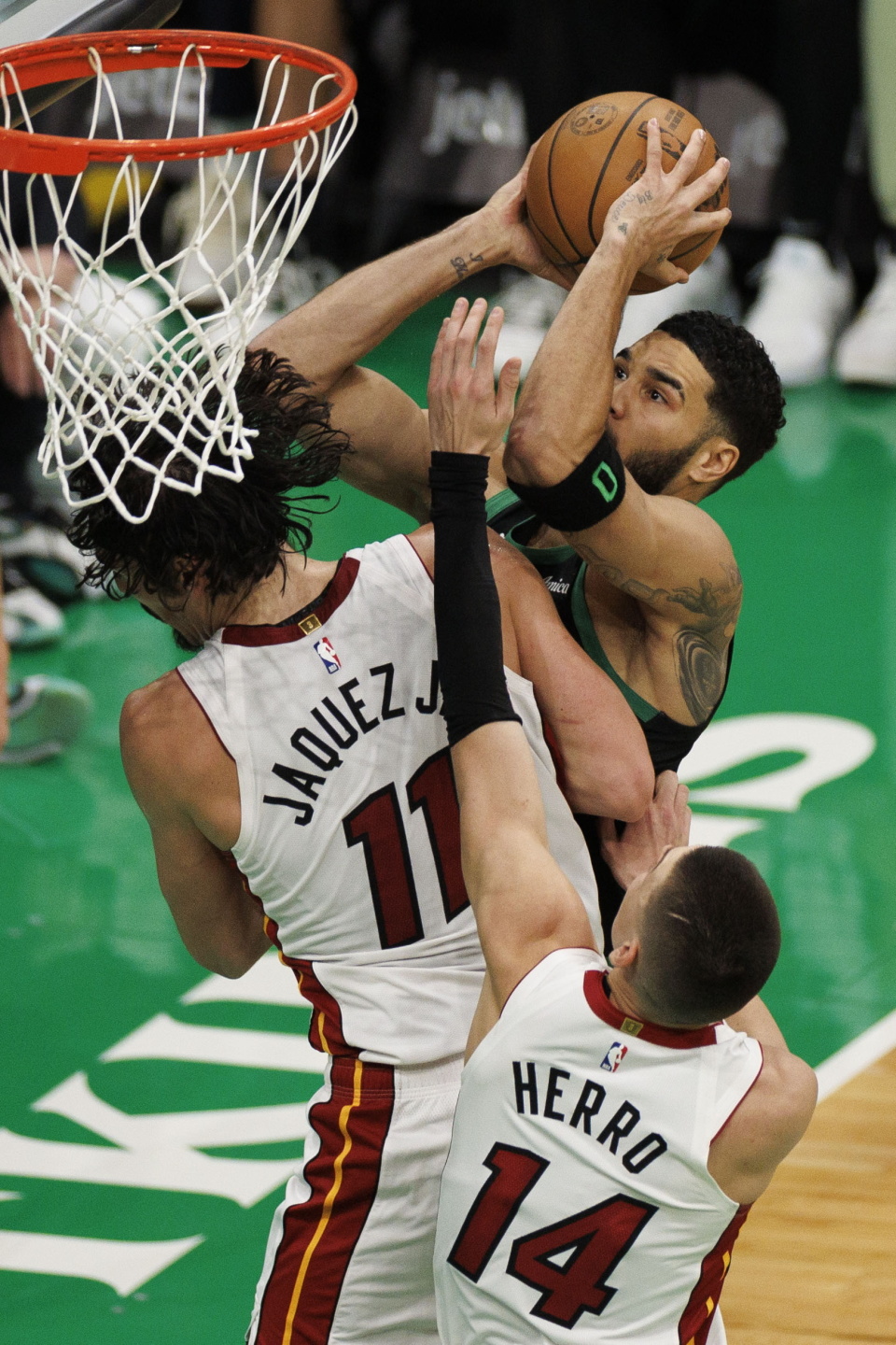 开云体育注册登录转折点！迈阿密热火临场应变；NBA总决赛冲刺阶段攻防权衡；管理层满意；赛季目标并未改变的简单介绍